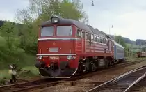 Der Landbahnhof Horna Stubna macht grunds�tzlich einen verschlafenen Eindruck.
Doch manchmal kann auch dort richtig was los sein. Am 18.5.2004 war das der
Fall. Im Rahmen einer Sonderaktion kam unter anderem die Museumsdiesel Lok
T 6791169 dorthin und rangierte im Bahnhof. Daneben lief nachmittags noch 
reger Planverkehr.