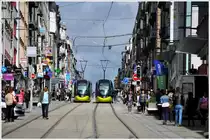 Die Einkaufsmeile Rue San Jor�s geh�rt mehrheitlich den Fussg�ngern und der Tramway de Brest. (18.09.2013)