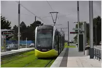 In den Aussenbezirken f�hrt die Tramway de Brest meistens auf eigenem Rasengleis. Hier ist ein Alstom Citadis soeben in der Endstation Porte de la Plouzan� angekommen. (18.09.2013)