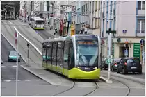 Es ist nicht immer horizontal die Streckenf�hrung der Tramway de Brest, sondern es geht st�ndig rauf und runter, wie hier in der Rue de la Porte.(18.09.2013)