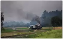 Am 25.9.2013 in der Weststeiermark das Rad der Zeit etwas zur�ck gedreht - 298.56 (ex N�LB U.6) mit zwei ehemaligen auf Rollb�cken aufgeschemelten GKB G�terwaggons + Bi 35 als Bremswagen in Herbersdorf.
