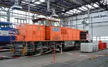 Noch mit den Emblemen des Vorbesitzers versehen stand am 21.09.13 275 001 der MRCE im Stendaler Alstomwerk. Fotografiert beim Tag der offenen T�r.