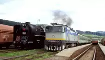 Horna Stubna am 18.5.2004 Museums Dampflok 556.036 wartet im Landbahnhof Horna Stubna die Abfahrt mehrerer Nahverkehrsz�ge ab. In der Mitte startet gerade 750272 mit ihrem Os nach Vrutky. Daneben steht u.a. ein 810, der danach in Richtung Prievidza fahren wird. Ebenfalls der Gegenzug ist noch im Bild, so dass insgesamt gleichzeitig vier Z�ge im Bahnhof sind.