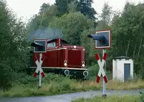 Diesen Bahn�bergang gibt es nicht mehr. Bei Kotthausen befand er sich und wurde mit der Reaktivierung der Strecke Gummersbach - Marienheide aufgel�st. Die Aufnahme entstand am 27.09.1998 mit 212 023.