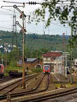 VT 640 029 ein Alstom Coradia LINT 27 der 3-L�nder-Bahn als RB 93 (Rothaarbahn) Bad Berleburg - Kreuztal - Siegen, f�hrt am 21.09.2013 vom Bahnhof Kreuztal weiter in Richtung Siegen. 

 Im Bahnhof Kreuztal wird gerade das Gleis 1 neu ein geschottert, auf Gleis 2 ist die V60 - 261 671-2  der Aggerbahn (ex DB V60 671) mit Seitenkippwagen. 

Im Hintergrund das Reiterstellwerk Kreuztal Nord (Kn) und (links da  hinter) der ehem. 1861 erbaute Lokschuppen das �lteste Bauwerk auf dem Kreuztaler Bahnhofsgel�nde.