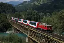 Zwei  Todgeweihte  auf einem Bild. W�hrend die RhB die Ge 4/4 I schon lange ausmustern m�chte, wird der Glacier-Express aus Davos per Ende Jahr wegen zu geringer Passagierzahlen definitiv eingestellt. Hier �berquer die Ge 4/4 I 605 mit dem D 911 den Hinterrhein und erreicht in wenigen Augenblicken Reichenau-Tamins (31.08.2013).