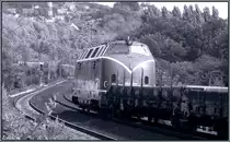 Ein wenig zur�ckversetzt in die alte Diesel�ra f�hlt man sich schon wenn die V 200 053 der Brohltalbahn an einen vorbeirauscht.Hier die schwarz wei� Variante eines Nachschu�es auf der KBS 465 bei Erpel am Rhein im Sommer 2013.