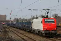 CBR/TWE E37 530 am 3.4.13 mit einem Stahlrollenzug in D�sseldorf-Rath.