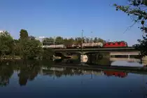 SBB Re 4/4 11353 �berquert bei Wangen an der Aare den namensgebenden Fluss, 06.09.2013.
