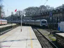 TCDD-E23019+E23020.  
Einfahrt einer Doppeltraktion zweier Elektrotriebz�ge der von Hyundai-Rotem gebauten Reihe E23000. 

2012-03-17  Istanbul-Sirkeci 
 