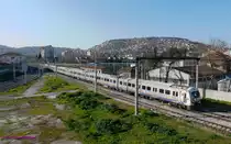 In Izmir sind hier die beiden Elektrotriebz�ge TCDD-E23028+E23032 auf der S-Bahn-Strecke (IZBAN) Alsancak-Cumaovasi unterwegs.


2012-03-16 Izmir-Hilal 