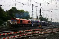 Die Class 66 PB12  Marleen  von Crossrail f�hrt mit viel Qualm mit einem langen Suzuki-Autozug von Aachen-West nach Belgien bei der Ausfahrt aus Aachen-West und f�hrt in Richtung Montzen/Belgien bei Regenwetter am 7.9.2013. 