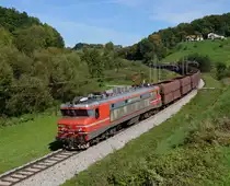 SZ 363 006 war am 22.09.2013 mit einem leeren Kohlestaubzug auf der S�dbahn zum Adriahafen Koper unterwegs, und wurde von mir bei �entilj zu Deutsch St. Egidi in Windischb�heln fotografiert. 

Die Baureihe 363 wird von den Slowenen  Bri�ita  genannt,
da ihr  Vorbau  angeblich an die zur Zeit der Auslieferung zwischen 1975-1977 damals ansehnlichen Brigitte Bardot erinnern soll.  