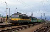163124 f�hrt mit einem Os, den sie weiter nach Zilina bef�rdern wird,
am 18.5.2004 um 18.48 Uhr in Vrutky ein.
