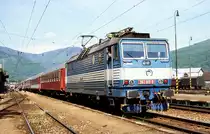 Die slowakische Elektrolok 362015 h�lt am 18.5.2004 um 11.08 Uhr mit einem
Schnellzug in Richtung Poprad im Bahnhof Vrutky.