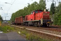 294 780-2 (V 90 remotorisiert) der DB Schenker Rail Deutschland AG kommt, am 29.08.2013 mit einem kurzem G�terzug in Kreuztal an.

Die Lok wurde 1972 bei MaK unter der Fabr.-Nr. 1000580 gebaut und als 290 280-7 geliefert. Die Remotorisierung mit einem MTU-Motor 8V 4000 R41, Einbau  einer neuen L�fteranlage, neuer Luftpresser und Ausr�stung mit dem Umlaufgel�nder erfolgten 2003 bei der DB Fahrzeuginstandhaltung GmbH im Werk Cottbus. Daraufhin erfolgte die Umzeichnung in 294 780-2 

Die kompl. NVR-Nummer 98 80 3294 780-2 D-DB bekam sie dann 2007.