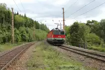 1144 121 als Zuglok eines G�terzuges bei der Einfahrt in den Bahnhof Klamm Schottwien in Richtung Semmering fahrend, September 2013