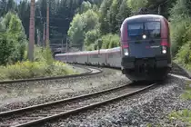 Ein �BB Railjet auf dem Weg talw�rts Richtung Wien knapp vor der Einfahrt in den Bahnhof Klamm Schottwien, September 2013