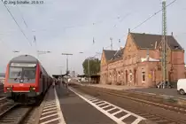 Ein RE nach Fulda h�lt am 25.9.13 in Gelnhausen. Hinter dem imposanten Empfangsgeb�ude liegt der Bahnsteig von Stumfgleis 18, an dem die HLB-Z�ge nach Gie�en abfahren. 