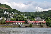 Regiozug mit BR 143 und Dostos f�hrt durch Linz am Rhein - 03.08.2013