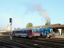 5047 065-7 als R3466, l�sst  bei der Ausfahrt in Ried die Dampfsonderzug mit Lok 477_043 links liegen; 130928