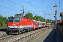 1144 048 am 22.08.2013 mit REX 1504 bei der Durchfahrt durch den Bahnhof Puch bei Hallein. 