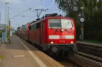 Im Sauseschritt durch den Bahnhof B�ttgen ist die 111 119 am Montag den 23.9.2013 auf ihrer Fahrt nach Aachen Hbf zu sehen.