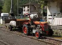 FM: Auf dem Bahnhof Grono, wo bald die allerletzten Museumsz�ge verkehren werden, wird das Abstellgeleise bereits von einem nostalgischen Traktor der bekannten Marke H�rlimann als Parkplatz benutzt. Die Aufnahme ist am 22. September 2013 entstanden.
Foto: Walter Ruetsch