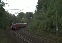  Erkennbar  schief   ist hier  612 597 tats�chlich,da die Neigetechnik funktioniert, der Fotograf  ist froh drau�en in der Sonne zu wandern und nicht, vielleicht gar r�ckw�rts fahrend im zweiten TW  mit  voller Blase  (Toilette unbrauchbar) sitzend, die Dieselabgase des ersten TW , einatmen zu m�ssen.
Zwischen Klingenberg Colmnitz und Tharandt  fotografiert und das erstere Szenario in diesem TW vor einiger Zeit erlebt.  29.09.2013 11:43 Uhr.
