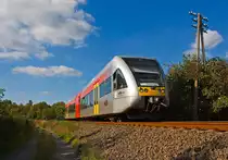 Der an die vectus Verkehrsgesellschaft mbH ausgeliehene VT 102 bzw. 508 102 der HLB (Hessischen Landesbahn) ein Stadler GTW 2/6 am 27.09.2013 kurz vor dem Bahnhof Unnau-Korb. 

Er f�hrt als RB 28 die Strecke Au/Sieg-Altenkirchen-Hachenburg-Westerburg-Limburg/Lahn (Oberwesterwaldbahn - KBS 461). 

Der Triebwagen mit den NVR-Nummern  95 80 0946 402-4 D-HEB / 95 80 0646 102-7 D-HEB / 95 80 0946 902-3 D-HEB wurde 1999 bei DWA unter der Fabrik-Nummer 508/008 f�r die HLB Betriebsbereich KNE (ex Kassel-Naumburger Eisenbahn) gebaut.