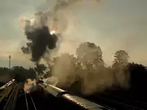  Mit Volldampf der Sonne entgegen ; Dampflok 477.043 Papou�ek(„Papagei“) am Weg zu den Ampflwanger Dampftagen; 130928