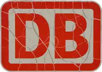 Ein schon etwas mitgenommenes DB AG Logo ist von dem jahrelangen fahren einer Lok der Br. 120 von Wind und Wetter gezeichnet. (03.09.2013)