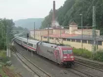 101 110-5  Eintracht Frankfurt  zieht am 26. September 2013 den IC 2208 durch Kronach.