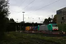 Die Cobra 2819 kommt aus Richtung Montzen/Belgien mit einem langen Containerzug aus Antwerpen-Oorderen(B) nach Gallarate(I) und f�hrt in Aachen-West ein bei Regenwetter in der Abendstimmung am 10.9.2013.