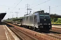 Hier 185 570-9 mit einem KLV-Zug, bei der Durchfahrt am 27.7.2013 durch Berlin Sch�nefeld Flughafen, in Richtung Berlin Gr�nauer Kreuz.