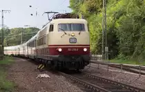 103 235 gab sich die Ehre - Am Sonntag - 29.09.2013 - war 103 235 im Umlaufplan um den IC 2258 aus Frankfurt nach Saarbr�cken zu bringen.
Der Blick vor dem Saarbr�cker Hbf. aus Richtung Mannheim war durch eine Absperrung getr�bt, daher wurde die R�ckleistung nach Frankfurt am Main abgewartet.
103 235 hat mit IC 2057 den Hauptbahnhof Saarbr�cken verlassen und beschleunigt nun Richtung Saarbr�cken Ost.

Bahnstrecke 3250 Saarbr�cken - Homburg.

An dieser Stelle war die Gleisanlage mal viergleisig, wurde aber reduziert.
Erst zweihundert Meter weiter in Richtung Saarbr�cken Ost gibt es wieder vier Gleise, zwei nach Homburg und zwei in Richtung Saargem�nd wovon eins wiederum (Bahnstrecke 3251) seit Jahren in Saarbr�cken Ost an einem Prellbock endet. Erst ab R�merkastell (Einf�delung Saarbahn) ist die Strecke Richtung Frankreich wieder zweigleisig.