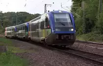 Walwanderung - Drei Blauwale machen sich am 29.09.2013 gemeinsam auf die gro�e Wanderung.
Anscheinend bieten die Gew�sser an der Saar im Raum Saarbr�cken nicht mehr genug Nahrung!
In der Hoffnung in der N�he des Rheins bessere Bedingungen zu finden machen sie sich auf die Reise durch Lothringen und das Elsa� nach Stra�burg.

Vorne X 73907 und hinten X 73904, der mittlere Wal bleibt leider namenlos.
Bahnstrecke 3251 Saarbr�cken - Sarreguemines in H�he des Stadtteils  Am Homburg  in der N�he des ehemaligen Postscheckamtes Saarbr�cken.

Und immer sind sie freundlich die Triebfahrzeugf�hrer der SNCF TER Alsace.