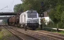 Es dieselte an der Suppe.......Am 28 September 2013 dieselte es mal wieder an der Suppe.
Akiem 75104, eine Alstom DE 33 B AC, bespannte den Suppenzug.
Die Diesel Prima leistet 1800 KW , neuere Modelle sollen 2000 KW leisten.

Die Loks wurden in gro�er St�ckzahl von der SNCF bestellt.
Durch den R�ckgang des G�terverkehrs wurden einige Loks an das Tochterunternehmen Akiem abgegeben.
SaarRail hat sich einige Loks bei Akiem angemietet und f�hrt damit die Suppenz�ge zwischen Dillingen Hochofen und V�lklingen.

Bahnstrecke 3230 Saarbr�cken - Karthaus - Abzweig Dillingen S�d.