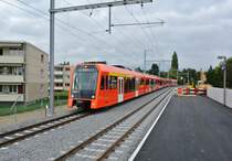 Der neu gebaute Bahnhof Biberist, seit gestern in Betrieb: Doppeltraktion NExT, 33 (der neuste Fahrzeug des RBS) + 27, als RE Solothurn-Bern. Der Zug verkehrt ausnahmsweise �ber das falsche Gleis (vorgesehen f�r die Z�ge Richtung Solothurn), 01.10.2013.