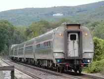 10.10.2013 Manitou Station, NY. Train 283 (Empire Service nach Niagara Falls) durchfuhr soeben den nur am Wochenende und nur von Metro North bedienten Haltepunkt. Am Ende the Snack Car.