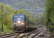 10.10.2013 Manitou Station, NY. Train 283 (Empire Service nach Niagara Falls) n�hert sich dem nur am Wochenende und nur von Metro North bedienten Haltepunkt, nachdem die Bear Mt. Bridge soeben unterquert wurde.