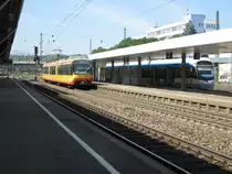 Wagen 841 der AVG ausfahrend in Richtung Pforzheim und die S9 wartend in Richtung Bruchsal in M�hlacker.