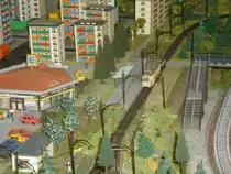 Diese H0-Stra�enbahn dreht auf der gro�en G�hrener Anlage ihre Runden.Aufgenommen am 13.September 2013.