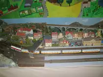 U-Boot mit einem St�dteexpress auf der G�hrener TT-Anlage am 13.September 2013.