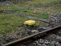 Ein Gleiskontakt am 11.10.13 in Frankfurt Ost von einen Gehweg aus fotografiert