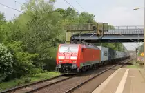 189 004-5 mit Containerzug aus Richtung Wunstorf kommend weiter in Richtung Seelze durch Dedensen-G�mmer. Aufgenommen am 30.05.2013.