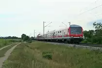 50 80 80-35 155-6 an der Spitze der RB 26566 von Neuenburg (Baden) nach Freiburg (Breisgau) Hbf am Nachmittag des 07.09.13 bei H�gelheim.
Schublok war 111 064.