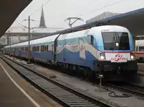  Die Sonder-Railjetgarnitur 'Ski Austria' mit der gleichnamigen Werbelok an der Spitze am Nachmittag des 11.10.2013 auf dem Wiener Westbahnhof vor der Abfahrt nach Innsbruck, kurz, nachdem sie mit etwa einst�ndiger Versp�tung aus Bregenz angekommen war.
