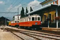 TRAVYS/OC: Am 12. Otober 2013 wird der ehemalige OC Triebwagen BDe 4/4 13 aus dem Jahre 1920 zum letzten Mal auf seiner langj�hrigen Stammstrecke Orbe-Chavornay f�r Sonderfahrten im Einsatz stehen. In Zukunft wird er im Bahnmuseum Kerzers-Kallnach zu bewundern sein. Im August 1986 standen die Triebwagen 12 und 13 noch immer im allt�glichen Plandienst. Die Aufnahme ist in Orbe entstanden.
Foto: Walter Ruetsch
