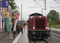 DB Hochrheinbahn: EINWEIHUNGSFEST nach Fertigstellung der Strecke Schaffhausen-Erzingen (Baden) vom Samstag den 5. Oktober 2013. Die dunkelrote V 100 2335 w�hrend der Ankunft in Neunkirch.